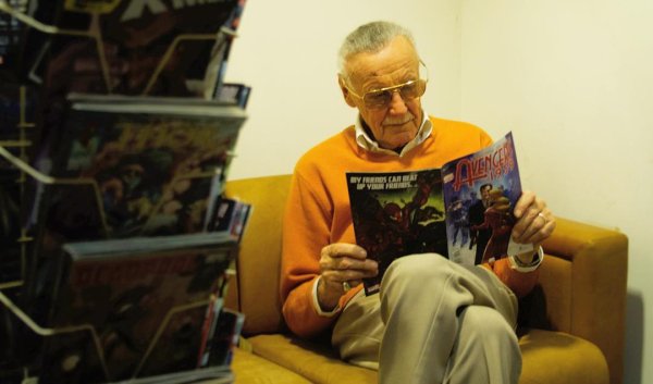 Stan Lee reading